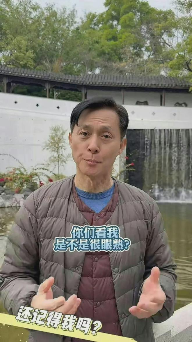 68岁金牌绿叶为流量公园乱舞打侧手翻失手变挞生鱼睇到人一额汗