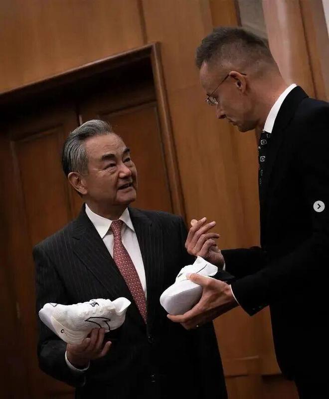 开云官方-王毅送匈牙利外长中国跑鞋；361度与张水华解约；F